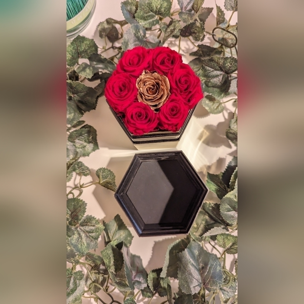 𝅺the million roses Gold Exagon Box